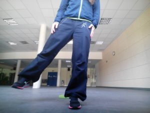ejercicios de equilibrio elevaciones de pierna